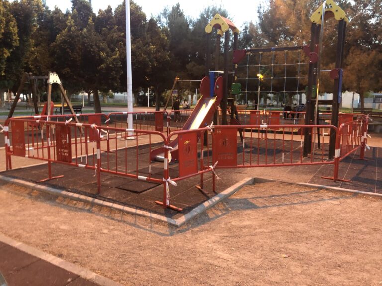 Serveis Públics renova el sòl del parc infantil de la Maiorasga, fet malbé pels vàndals