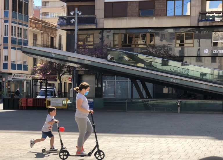 Vila-real situa en 14 anys l’edat mínima per a usar patinets elèctrics i prohibeix circular per voreres