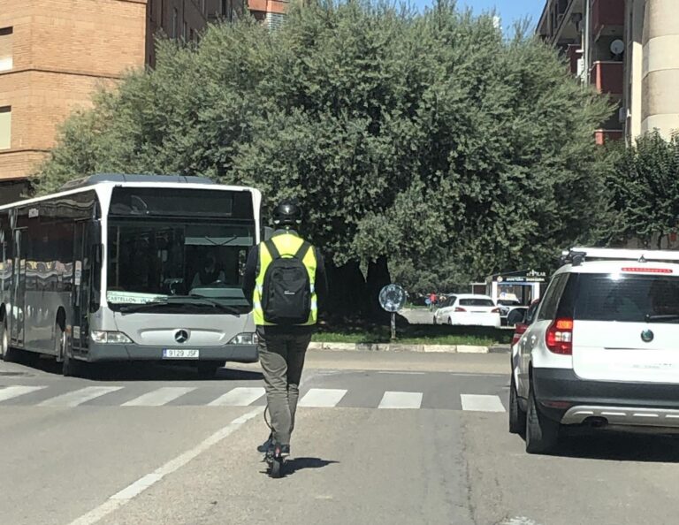 Vila-real sanciona a 32 usuaris de patinets, la majoria per circular per voreres o zones per als vianants
