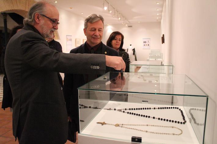 La mostra de 'Joieria tradicional’ i la d'aquarel·les de Martínez Sabater s’obrin per les Festes Fundacionals