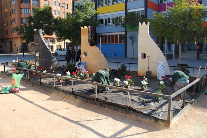 Els alumnes de jardineria del projecte 'T’Avalem' posen a punt el jardí dels Reis d’Orient de la BUC