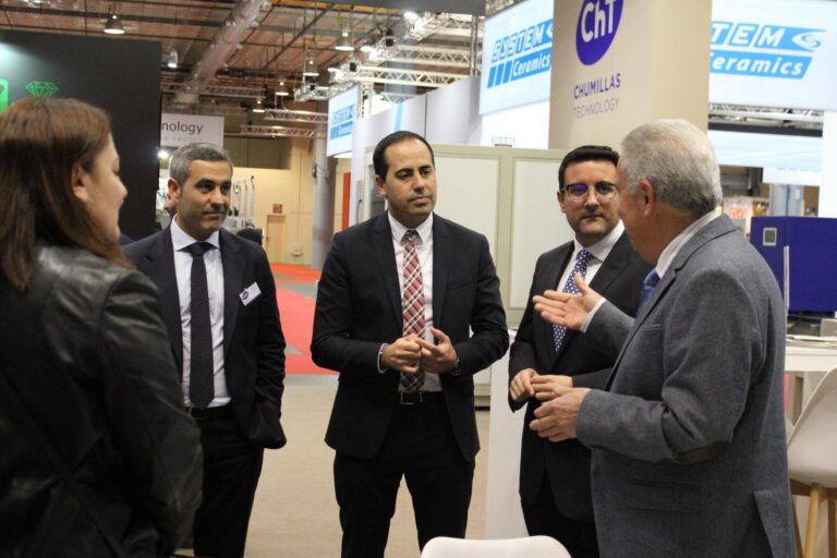 El PP mostra el seu suport al sector ceràmic en la seua visita a la fira internacional Cevisama   