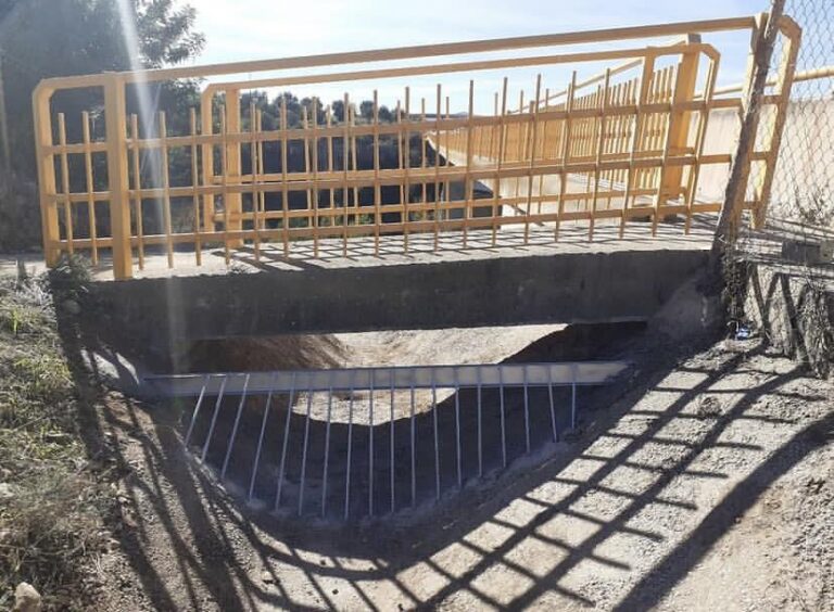 Instal·len una reixa per a evitar que els residus sòlids arriben al Millars