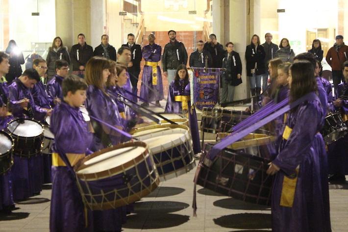 Mig miler de tambors fan vibrar Vila-real amb Marcos Senna com a convidat d’excepció donant el toc inicial