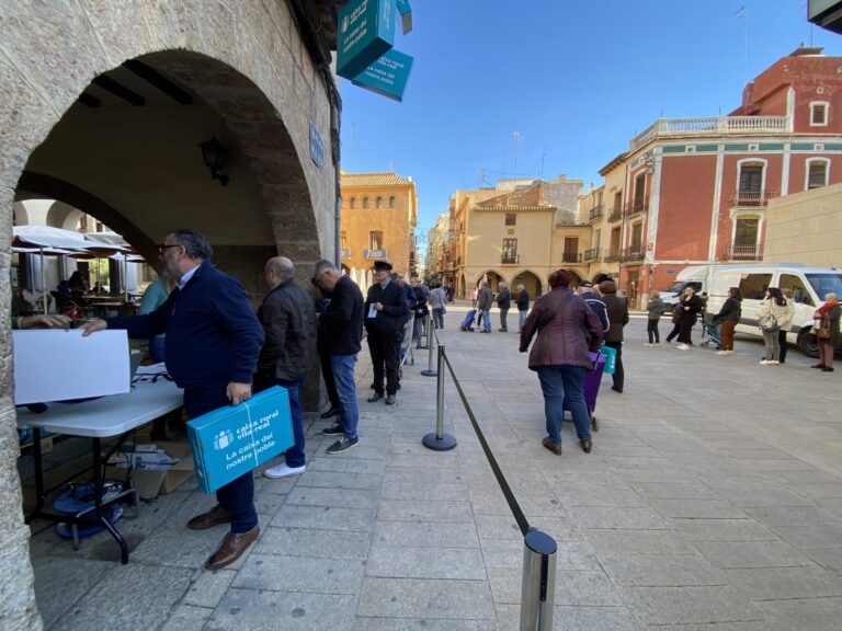 Cues a les portes de la Caixa Rural de Vila-real per fer-se amb un lot nadalenc