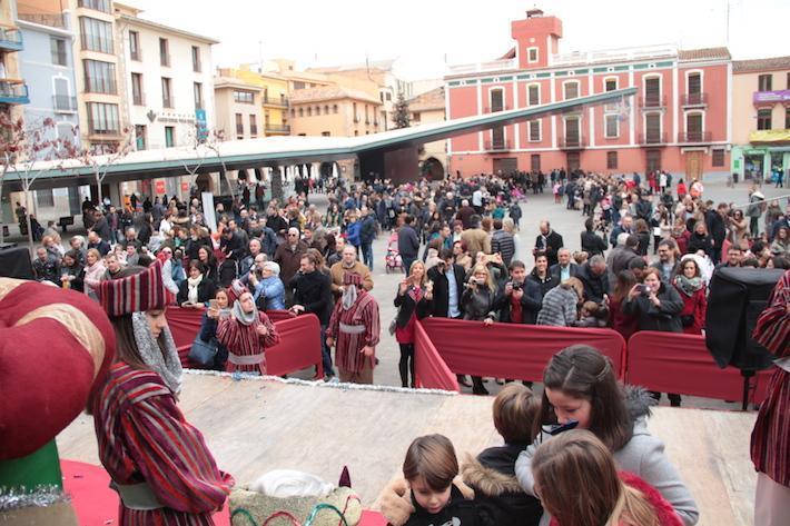 Centenars de menuts donen als patges de Ses Majestat les seues cartes a la Plaça Major