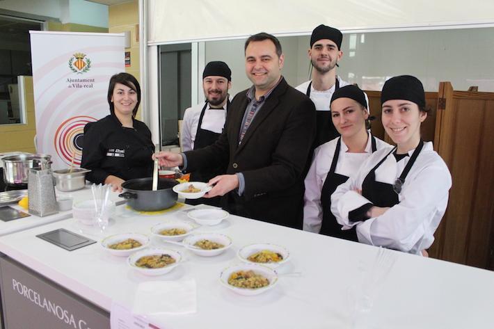 L’alumnat de cuina i restauració mostra com es cuinen arrossos amb productes del Mercat Central