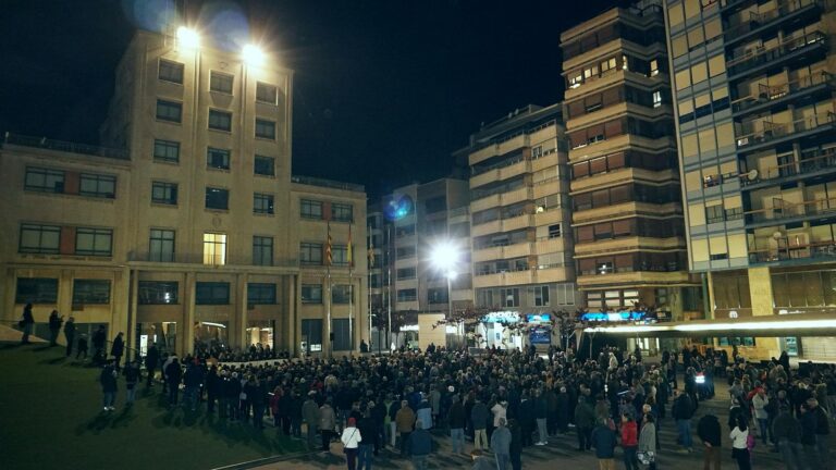 Centenars de vila-realencs prenen els carrers de la ciutat en defensa de la taronja i els llauradors