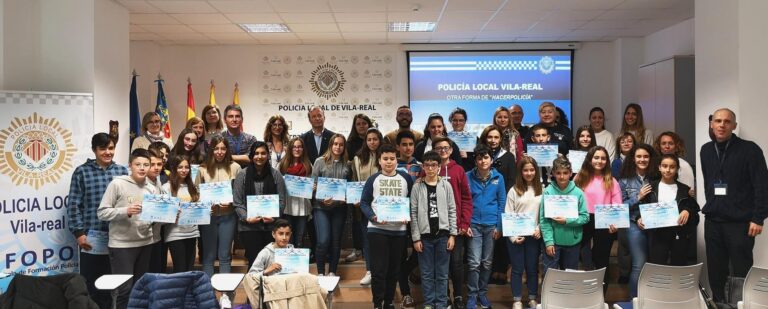 Irene Bedrina, Joan Rico i Claudia Prats recullen els diplomes de la XV  Convivència a les Aules
