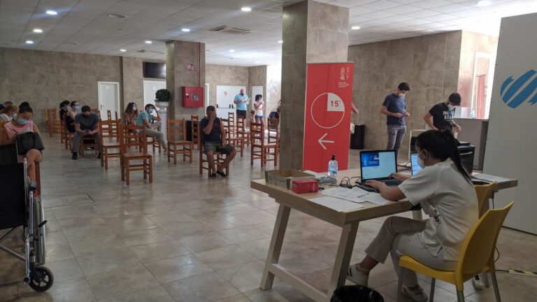 Sanitat cita ja als nascuts en 1986 i 1987 de Vila-real per a posar-se la vacuna anticovid