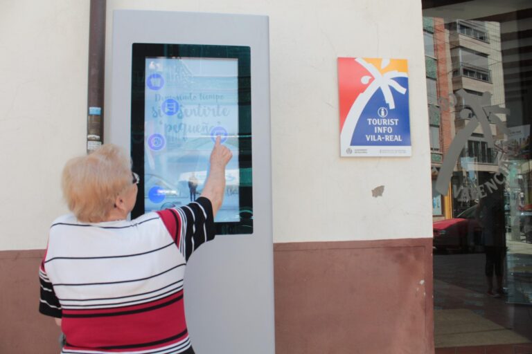 L’oficina de Turisme instala una nova pantalla d’informació