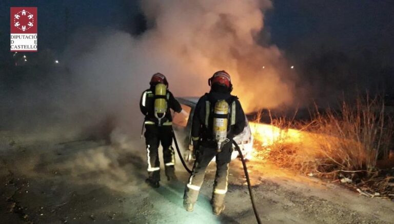 Els bombers intervenen en l’incendi d’un vehicle a Vila-real