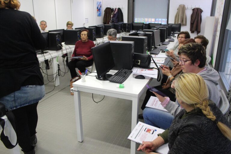 Un grup d’usuaris de teràpies cognitives aprenen a utilitzar l’App municipal a la BUC
