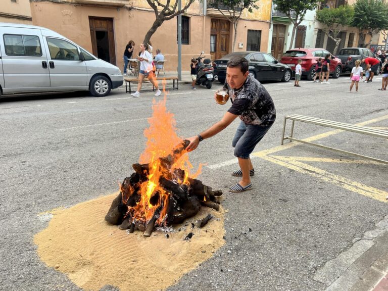 Carrers plens de graelles, llenya, festa i brases en la tradicional nit de xulla