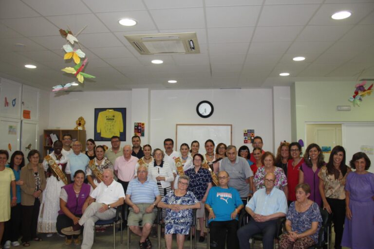 La Reina i les dames visiten el Centre 'Molí La Vila' de Malalts d'Alzheimer