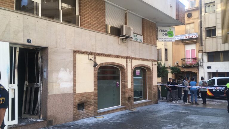 Un incendi en un habitatge en la plaça Bayarri obliga a desallotjar parades del mercat i deixa sense llum l'edifici