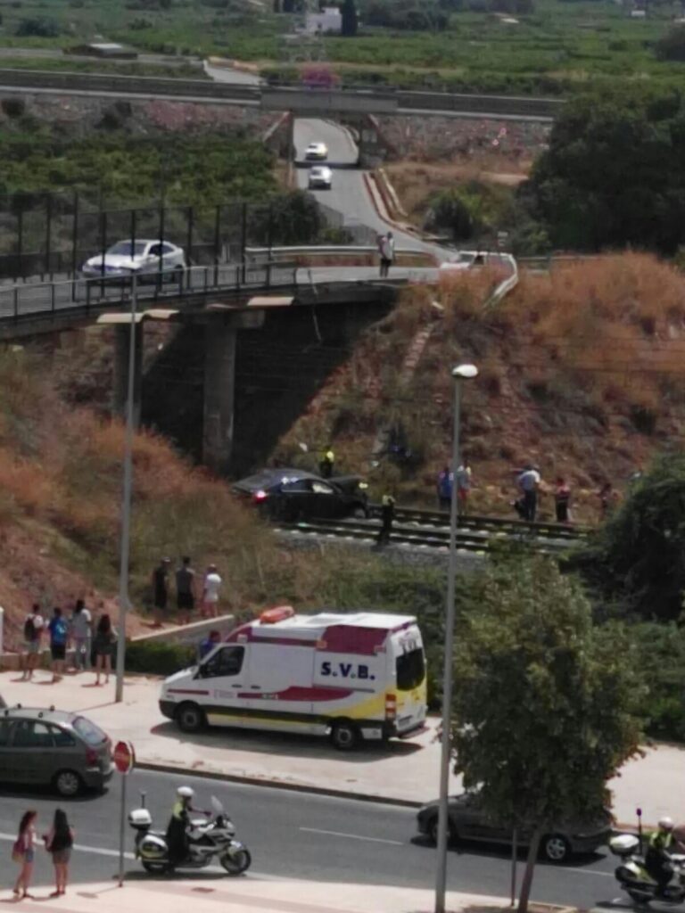 Dos ferits al caure un cotxe des del Pont de la Gallega a la via del tren