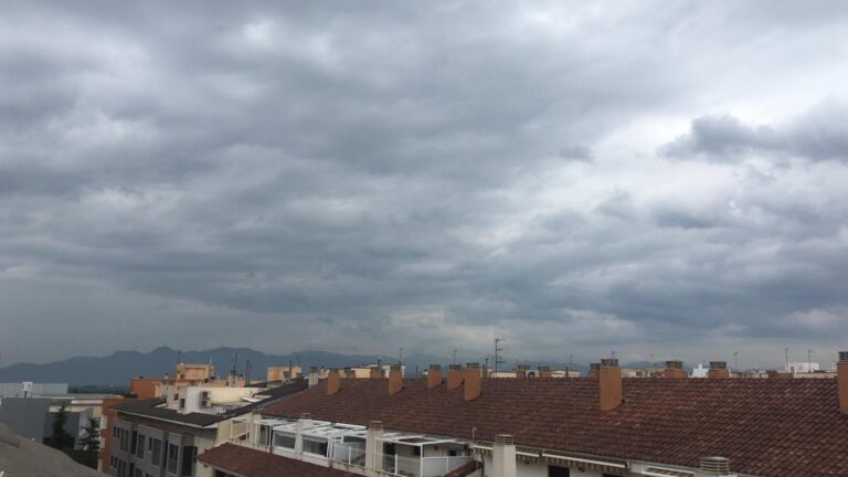 Classes suspeses hui i demà per avís de preemergència a nivell roig i risc d'inundacions