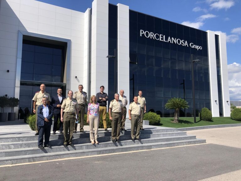 Una delegació de l’Exèrcit visita Porcelanosa per compartir experiències de treball tecnològic i logístic