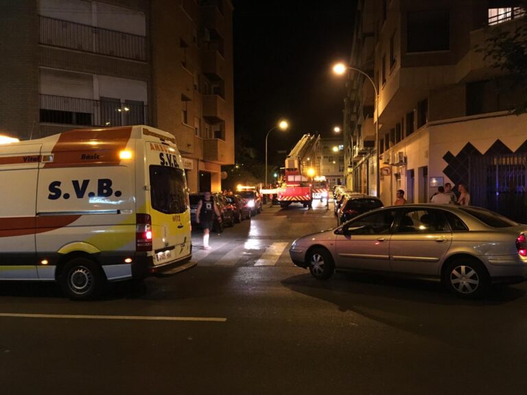 Els bombers treballen en l’extinció d’un incendi produït al carrer Joaquim Vidal