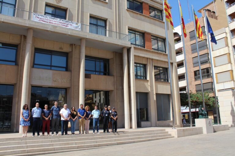Vila-real guarda tres minuts de silenci en condemna de l'últim cas de violència masclista a Torrevieja