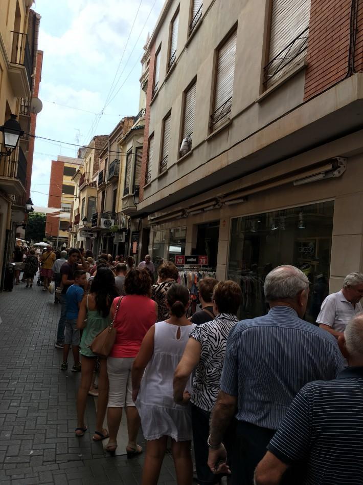 Els veïns copen el Carrer Major per tal d'aconseguir el 'Llibret de Festes' de la Mare de Dèu de Gràcia