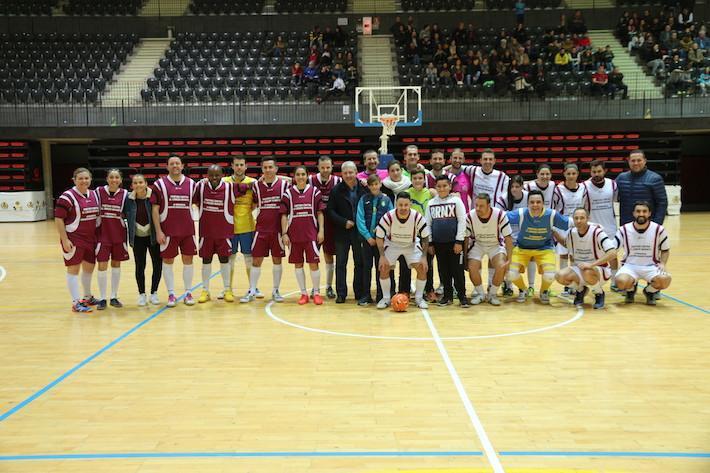 El IV Partit benèfic de futbol sala. IV Memorial Adrián Domingo Muñoz 'goletja al càncer'