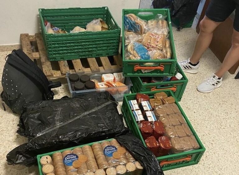 Els Lluïsos de Vila-real entreguen aliments que no utilitzen a la associació de Sant Vicent de Paül