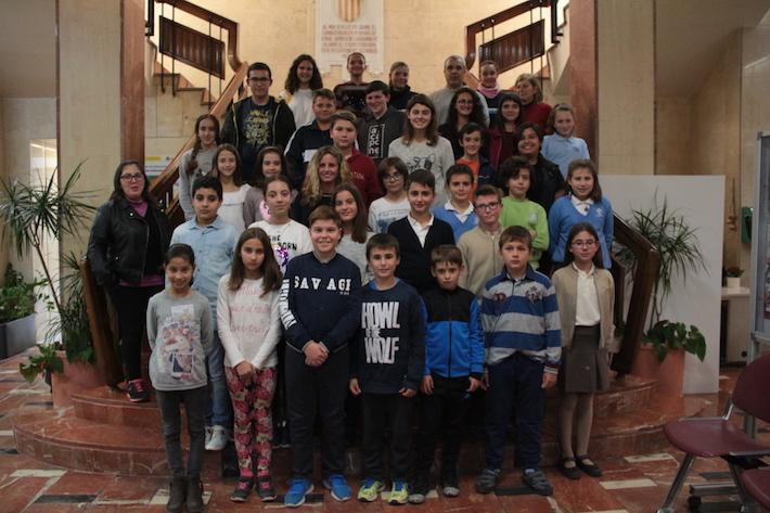 La sala de Plens acull el Consell de Xiquets i Xiquetes amb 17 centres escolars participants