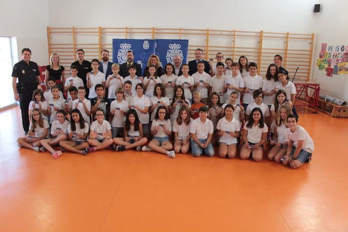 597 alumnes de 13 escoles de Vila-real aprenen a protegir-se d'internet i les xarxes socials i reben una acreditació