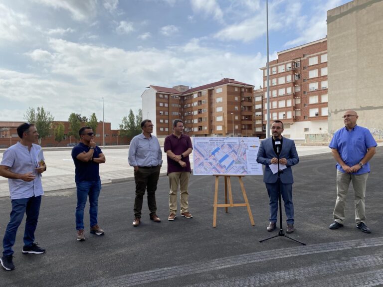 L’alcalde de Vila-real inaugura l’obertura vial de tres nous carrers de la localitat