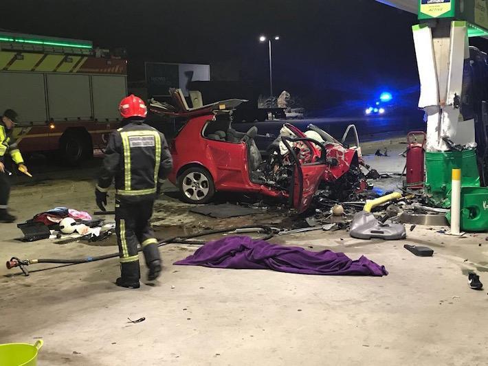 Moren dos joves de Vila-real després que el seu vehicle haja xocat contra una gasolinera en la N-340
