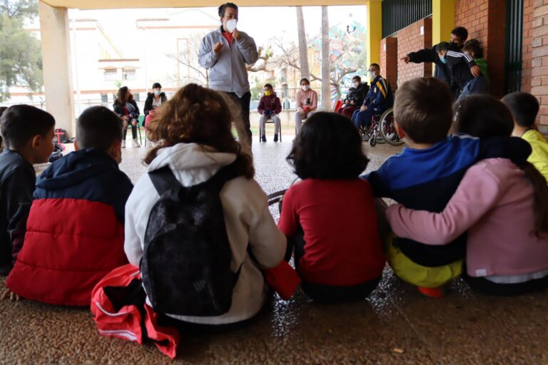 Silvia Gómez i Enric Portalés visiten els xiquets que participen en l' Aplec de Temps Lliure