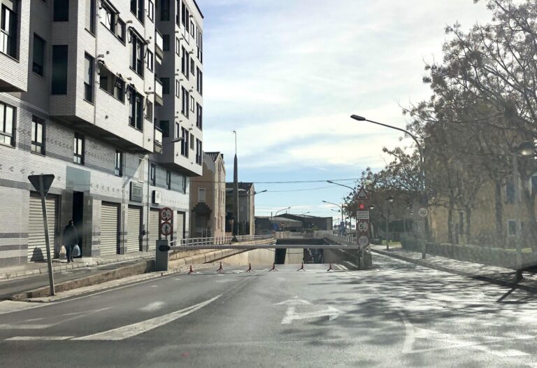 Tasques de manteniment tanquen el pas inferior que connecta amb la N-340