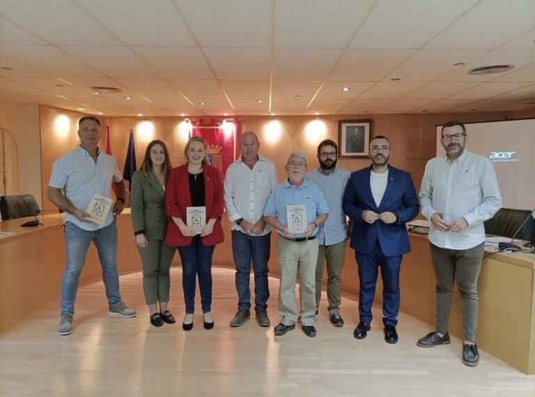 Benlloch acompanya la presentació del libre: Estudi dels retaules devocionals de la vila d’Altura