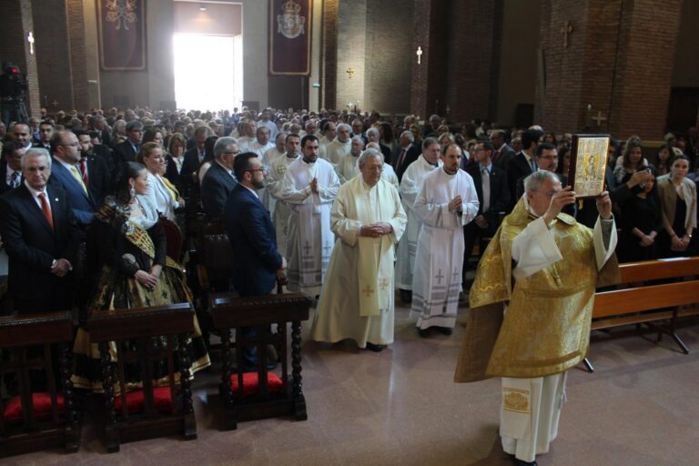 La Santa Misa Pontifical venera a Sant Pasqual en el dia dedicat al patró