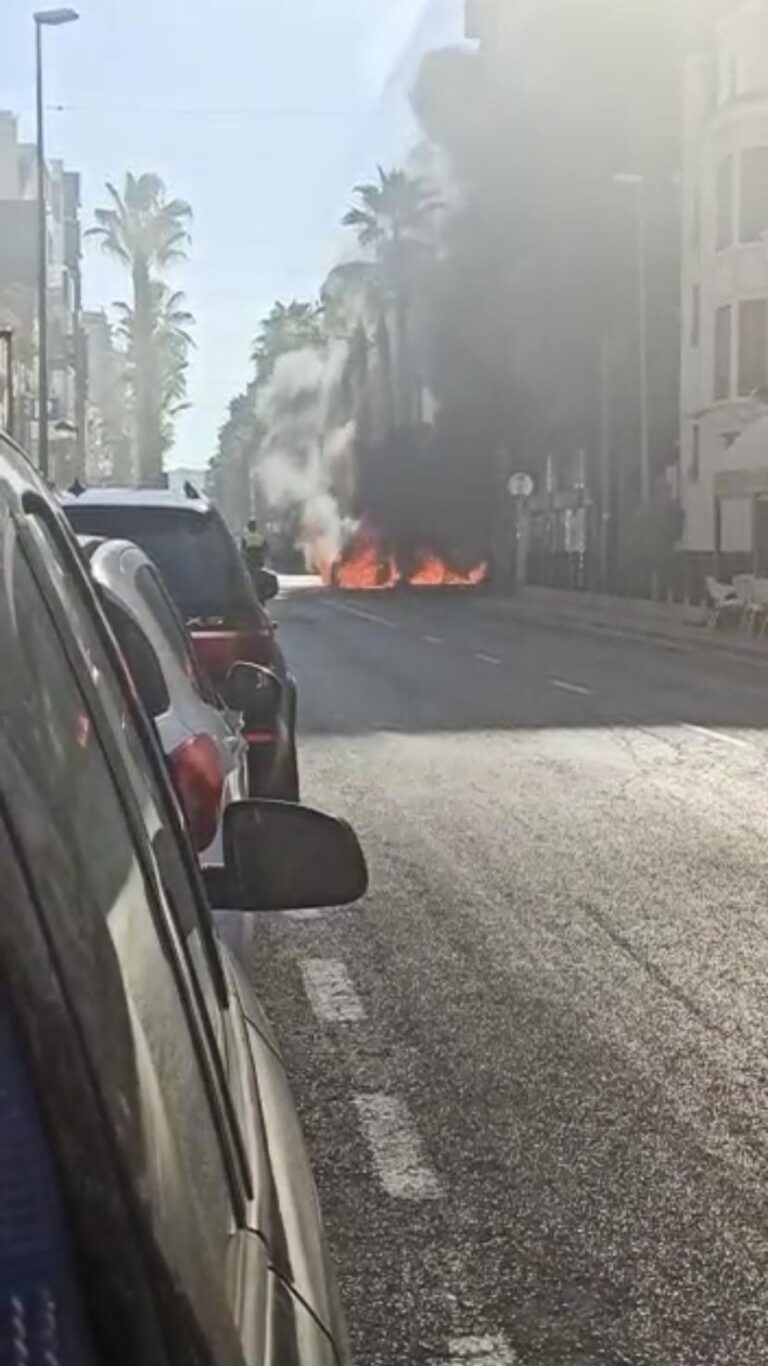 S’agarra flames un cotxe en l’avinguda Murà de Vila-real