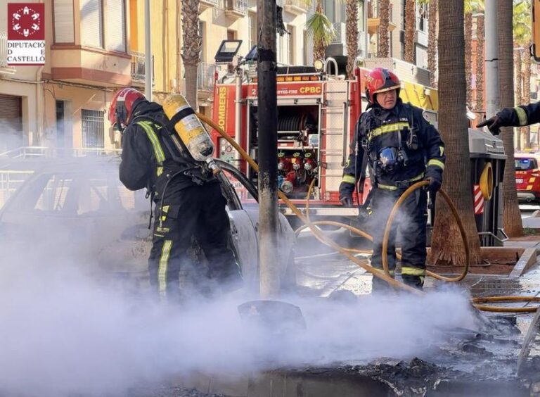 Efectius dels bombers apaguen les flames del vehicle incendiat a Vila-real
