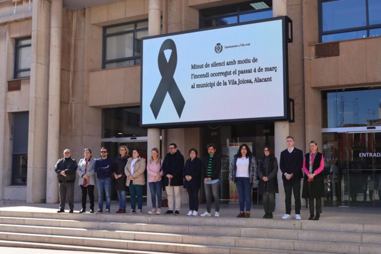 Vila-real se suma al minut de silenci per l’incendi de la Vila Joiosa
