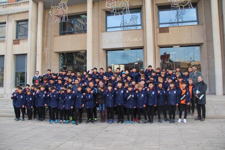 L'Ajuntament rep la visita de l'equip coreà que participa al VII Torneig Internacional de Futbol Aleví i Infantil 2017