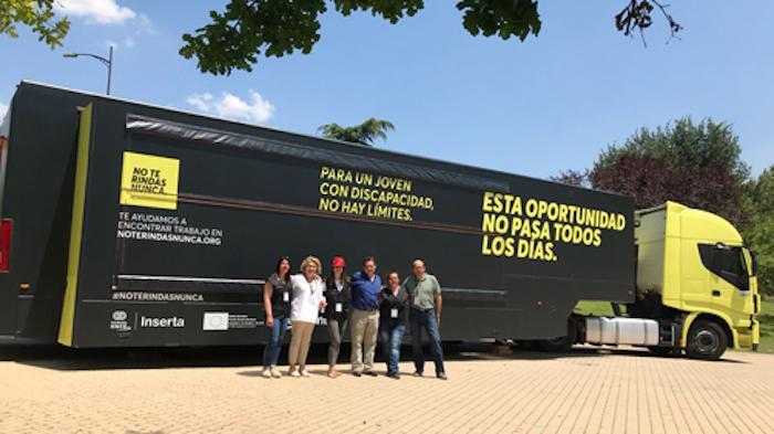 Una oportunitat laboral per als joves discapacitats aturats amb la parada del roadshow ‘No te rindas nunca’ al Llaurador