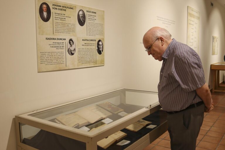 L’exposició ‘Lletres antigues universals 1860-1950’ recull 26 obres d’autors internacionals de gèneres literaris de ficció i no ficció