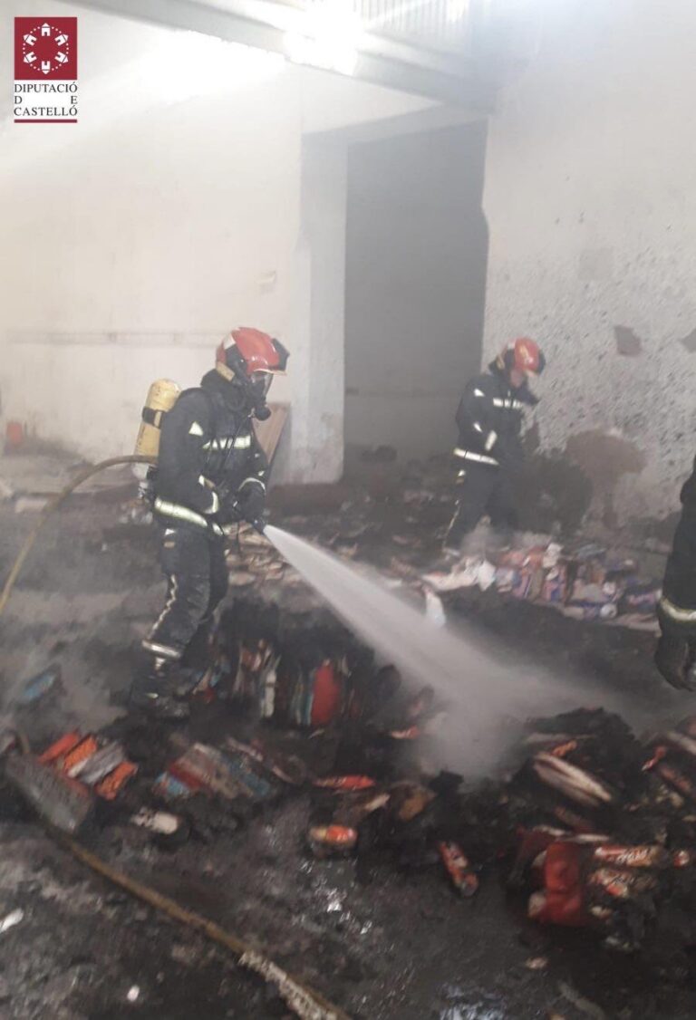 Incendi en un magatzem de cítrics abandonat a Vila-real