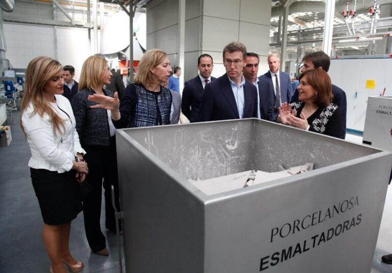 Bonig posa a l'empresa Porcelanosa com a exemple de dinamisme i innovació en la seua visita al gegant tauleller