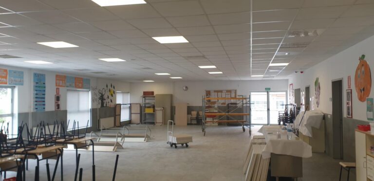 Els conserges dels centres educatius duen a terme tasques de millora en les instal·lacions escolars