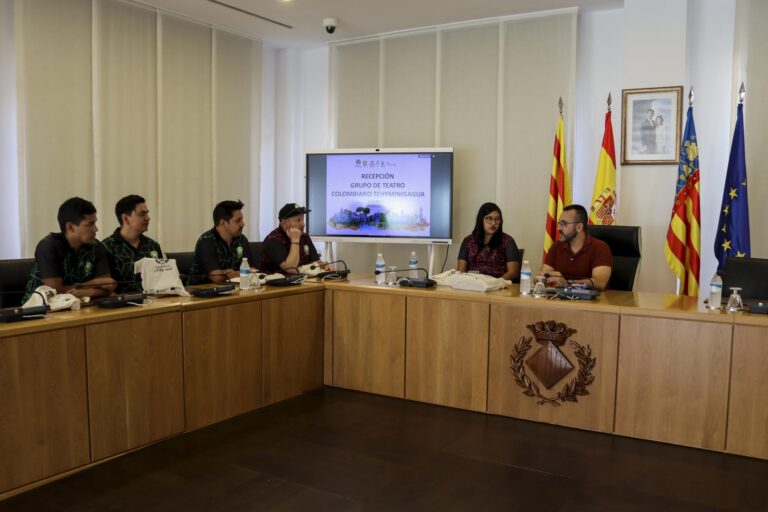 Benlloch rep el grup de teatre colombià Tchyminigagua, que actua a les festes de Vila-real