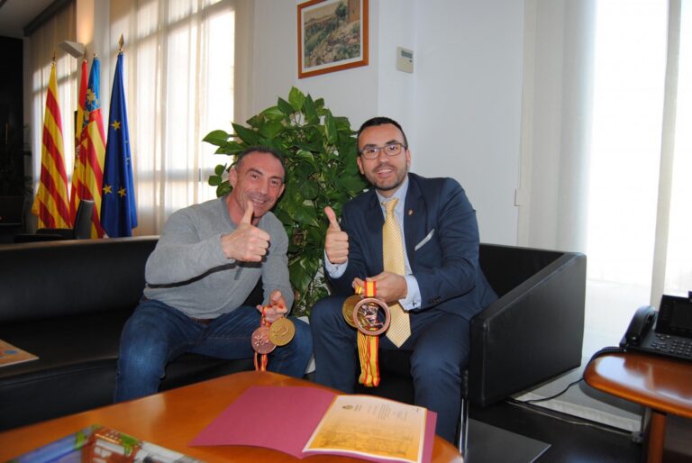 Benlloch rep al culturista Juanjo Nares per felicitar-lo pels seus èxits d'aquest any