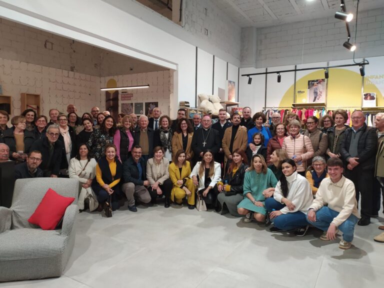 La nova tenda de Cáritas a Vila-real crea treball d’inclusió i ofereix productes de segona mà