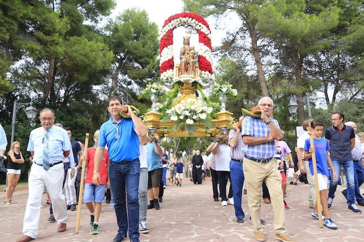 Centenars de veïns baixen, reben i honren a la ‘Moreneta’ des de l’Ermita fins a l'Arxiprestal