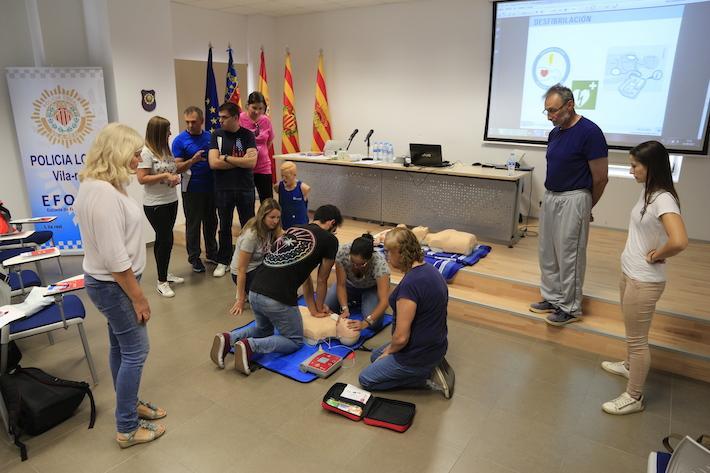 Protecció Civil assisteix a un curs de la Policia per a formar-se en l'ús de desfibril·ladors